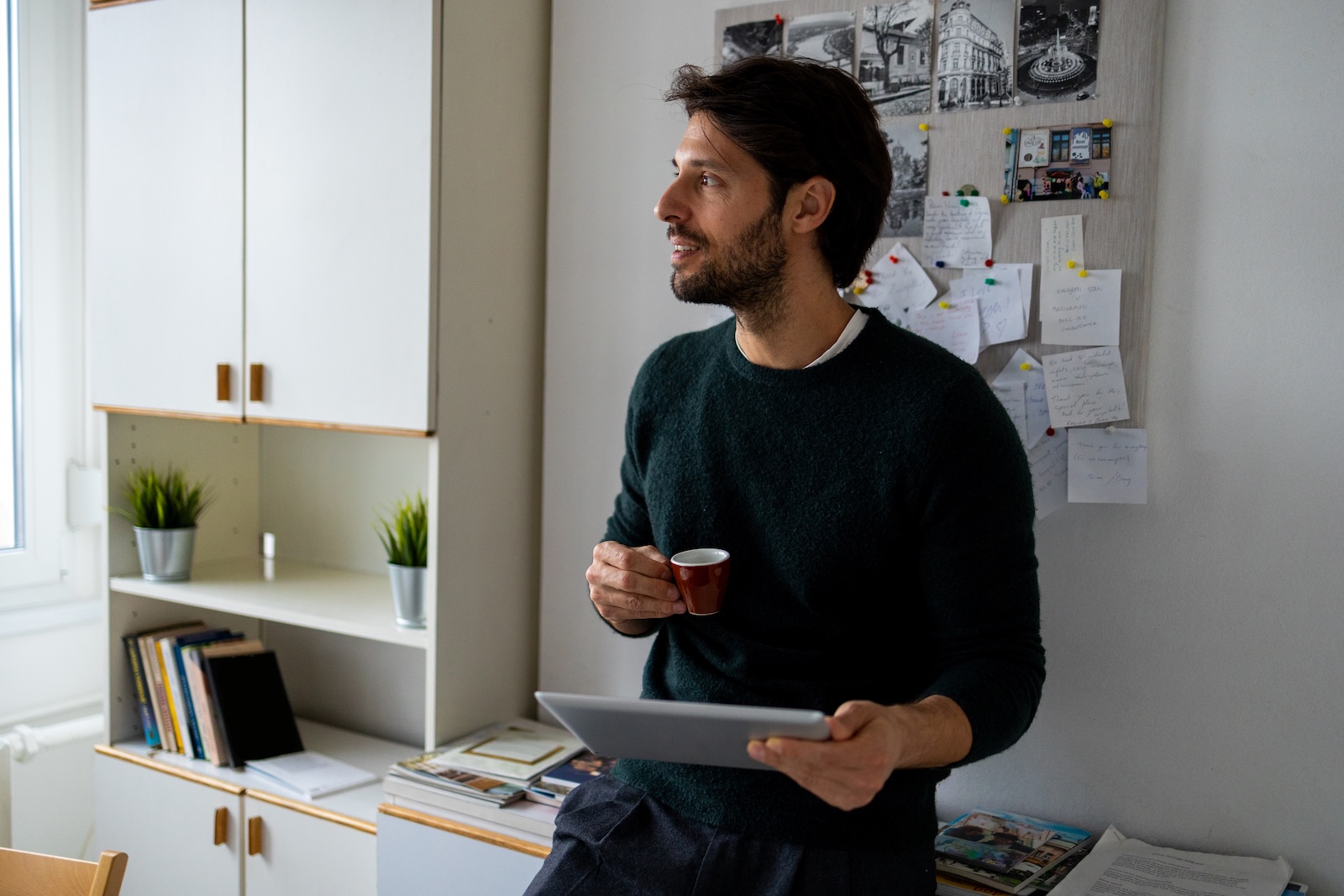 jeune entrepreneur prenant le café dans son appartement